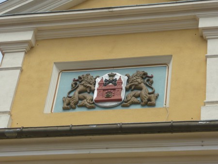 Lovagvár - Címer dombormű a várépület hpmlokzatán